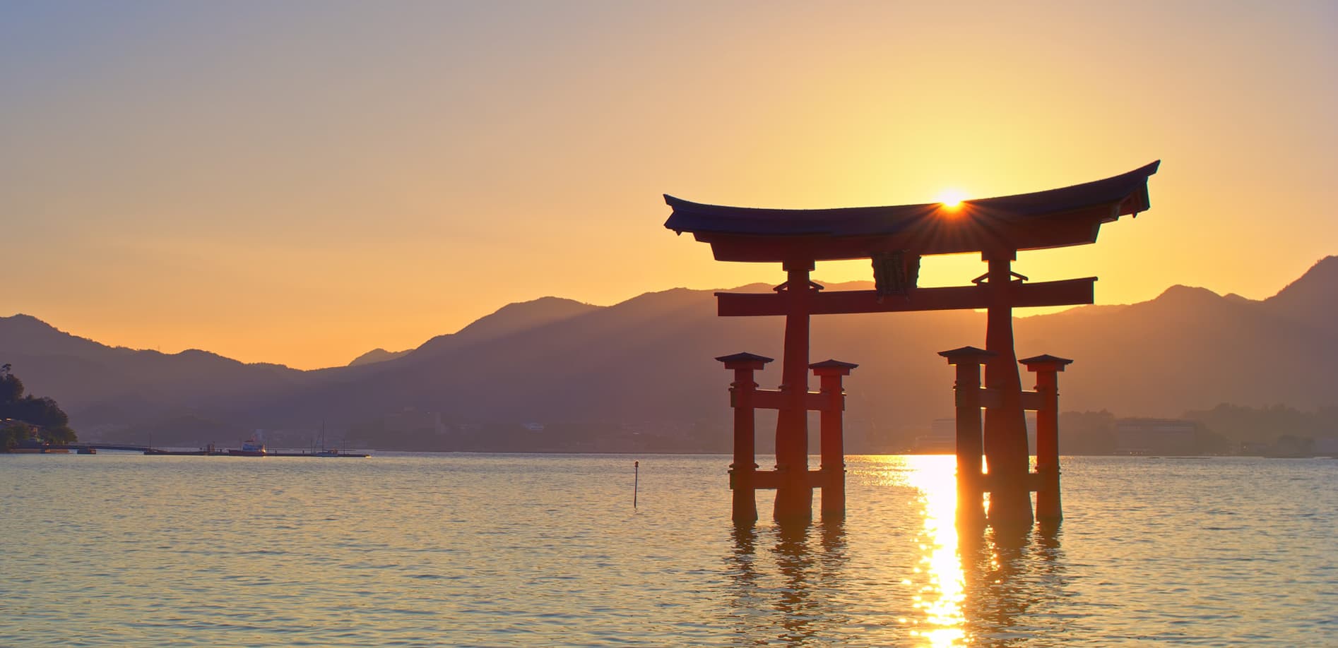 光に染まる厳島神社